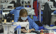 夏邑县赛琪体育用品有限公司的工人在生产车间作业