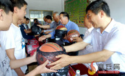夏邑县交通运输局在县城新区小学开展“迎六一·献爱心”捐助活动