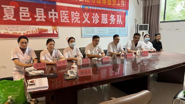 夏邑县城市管理局携手中医院开展为环卫工人义诊活动