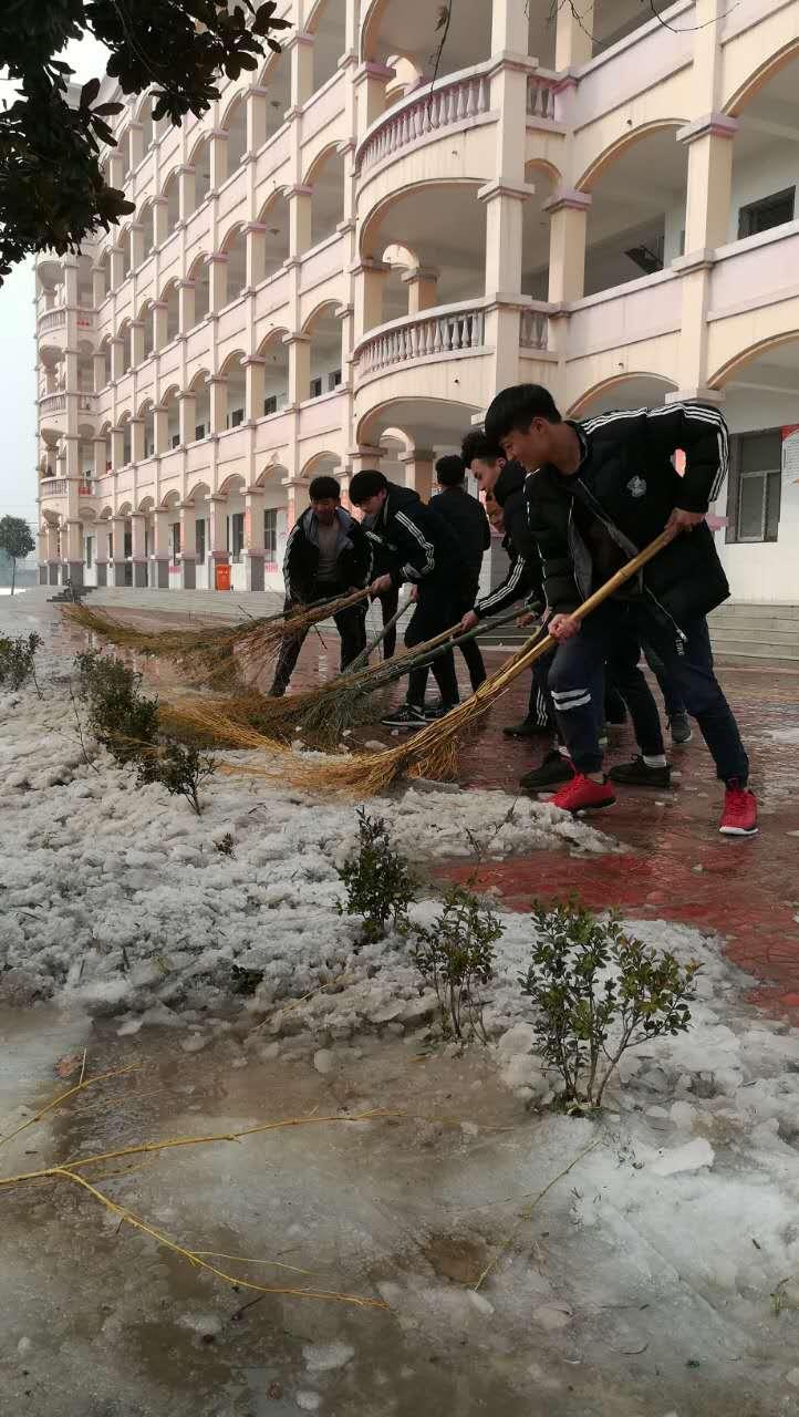 学生参与清理积雪